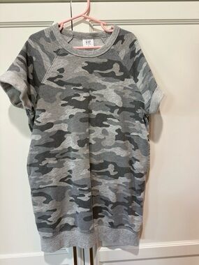 GAP Gray Camo Short-Sleeve Sweatshirt Top